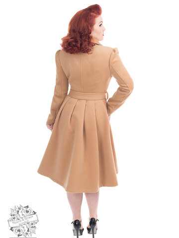 Lifestyle foto Hnedý dámsky retro kabát s opaskom